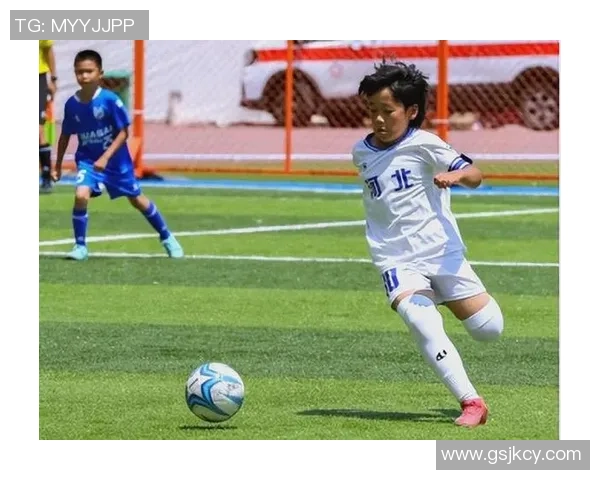 二十岁女人如同足球在青春的赛场上奔跑追逐梦想与自由