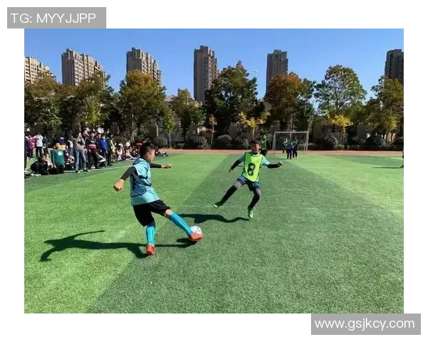 在足球城与吴昕的奇妙邂逅中感受激情与梦想的交汇